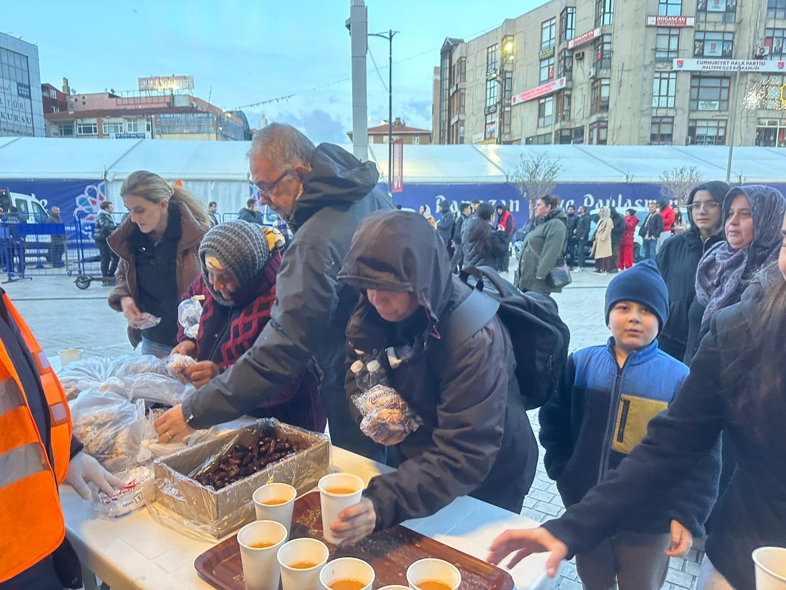 AK Parti Maltepe’den Yoldaki Hemşehrilerimize İftar İkramı: Bir Kase Çorba, Bin Tebessüm
