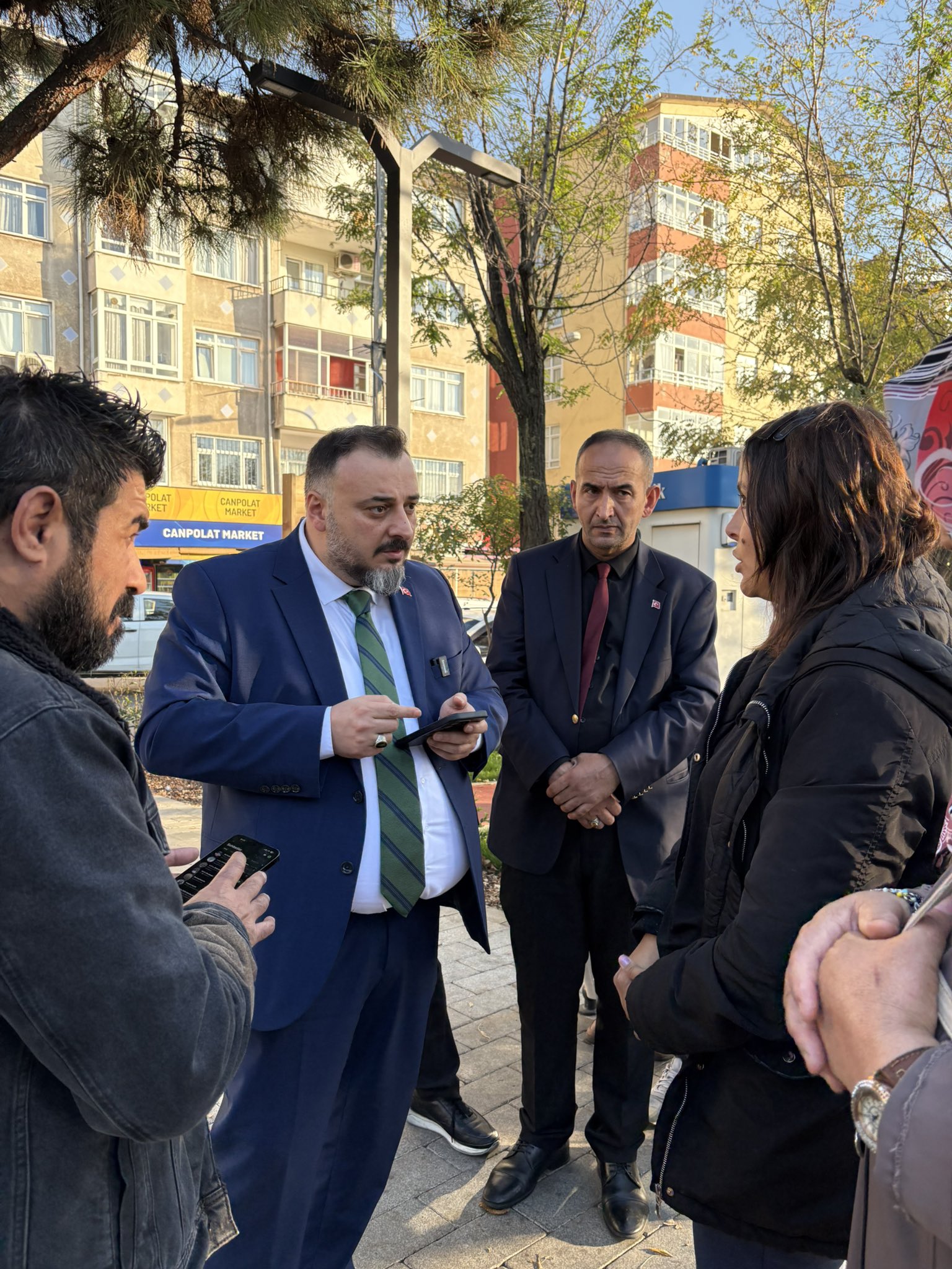 AK Parti Maltepe İlçe Başkanı olarak, bugün Başıbüyük Mahallemizde kıymetli hemşehrilerimizle bir araya gelerek onların görüş ve taleplerini dinledik, samimi bir sohbet ve verimli istişarelerde bulunduk.