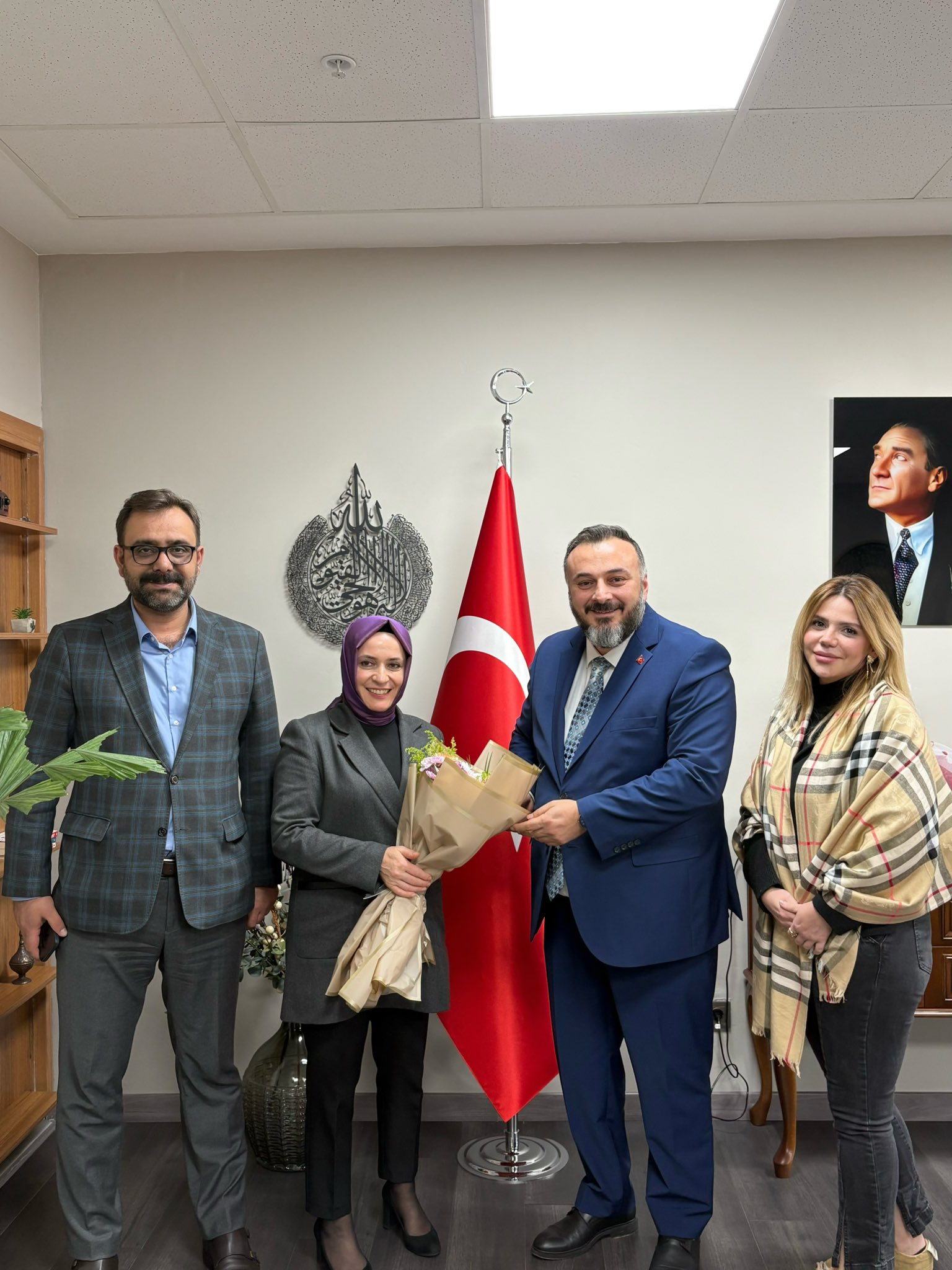 24 Kasım Öğretmenler Günü vesilesiyle İlçe Millî Eğitim Müdürümüzü makamında ziyaret ederek bu anlamlı günü tebrik ettik.