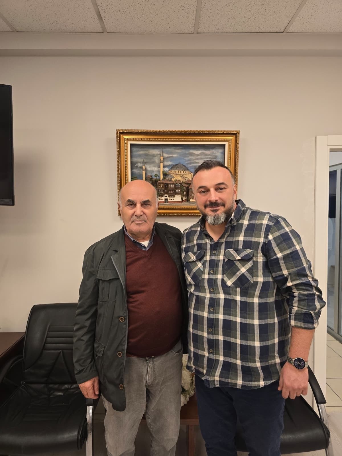 Yeşil Belde Sitesi’nde ikamet eden Recep amcamızın kentsel dönüşüm sürecinde karşılaştığı sorunlara destek olabilmek amacıyla site yönetimiyle bir araya gelerek kapsamlı bir istişare gerçekleştirdik.