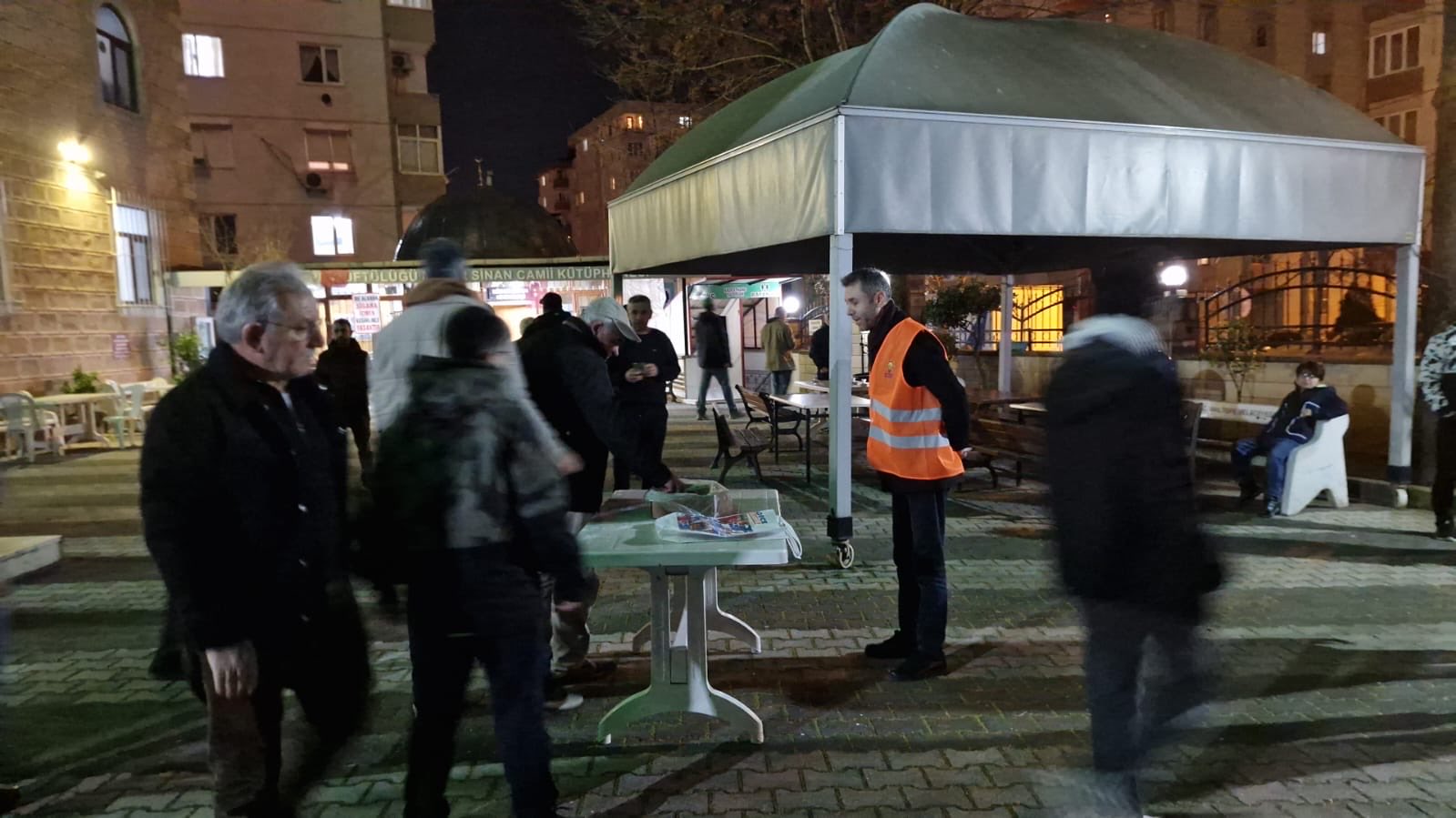 Maltepe’de Gönül Köprüleri Kuruyoruz: Teravih Sonrası Hemşehrilerimizle Kucaklaştık