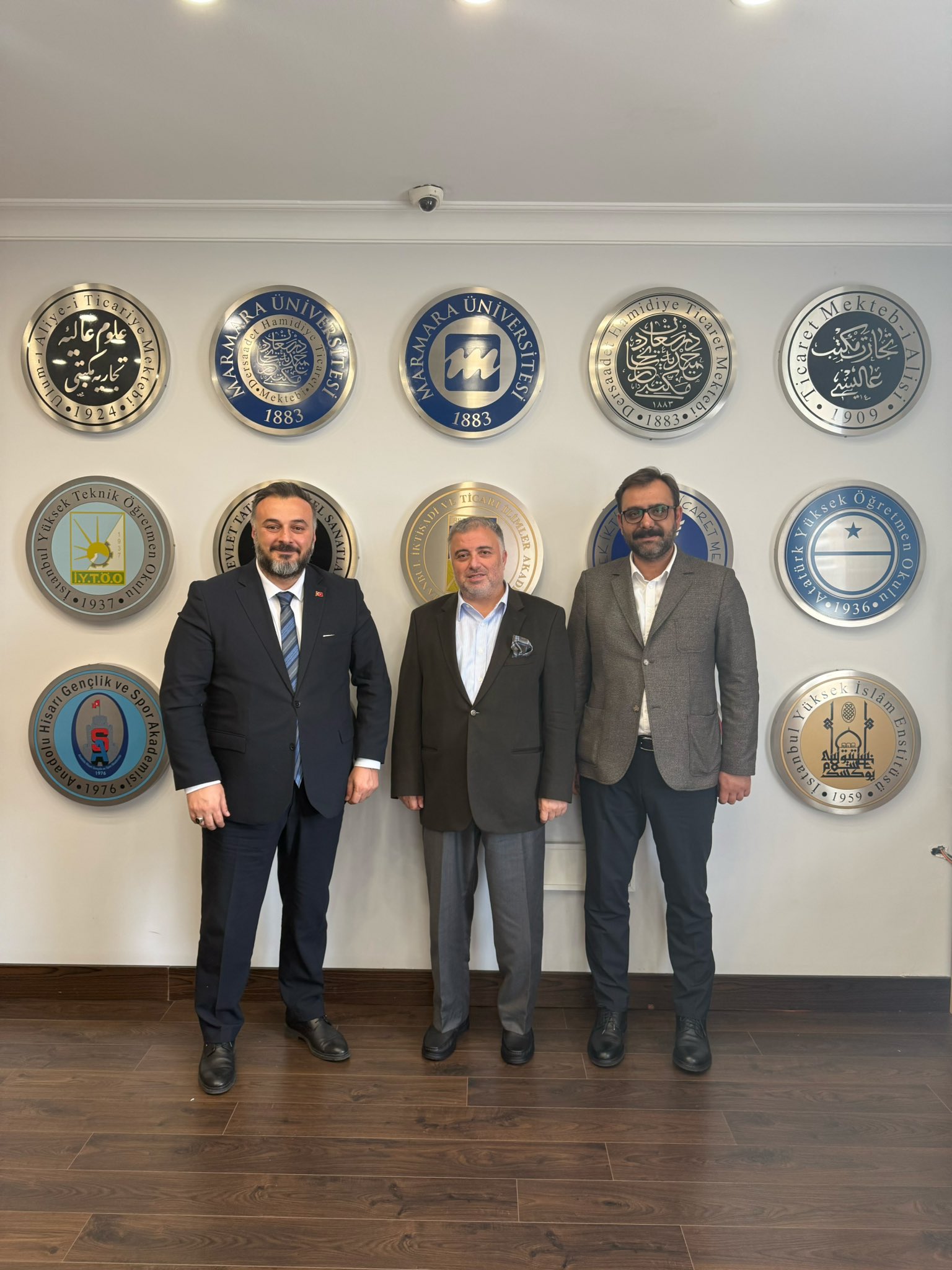 Marmara Üniversitesi Rektörü'nü makamında ziyaret ettik.