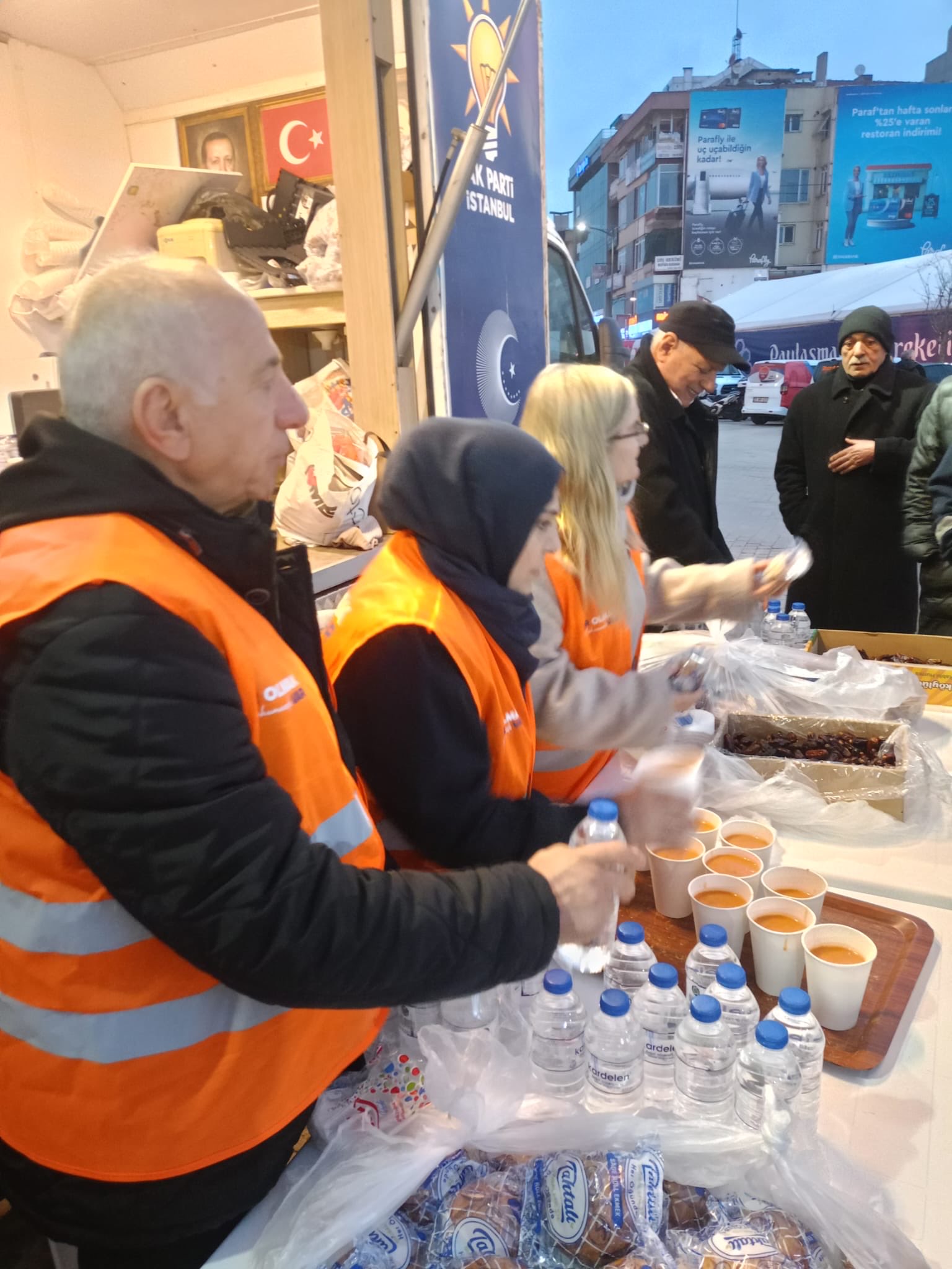 AK Parti Maltepe’den Yolda Kalan Hemşehrilerimize Sıcak İkram: İftar Sevinci Sokaklara Taştı