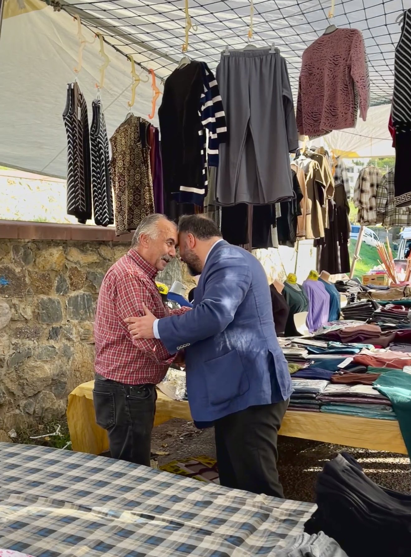 Başıbüyük Mahallemizde kurulan semt pazarında, kıymetli hemşehrilerimiz ve emektar pazarcı esnafımızla bir araya geldik.