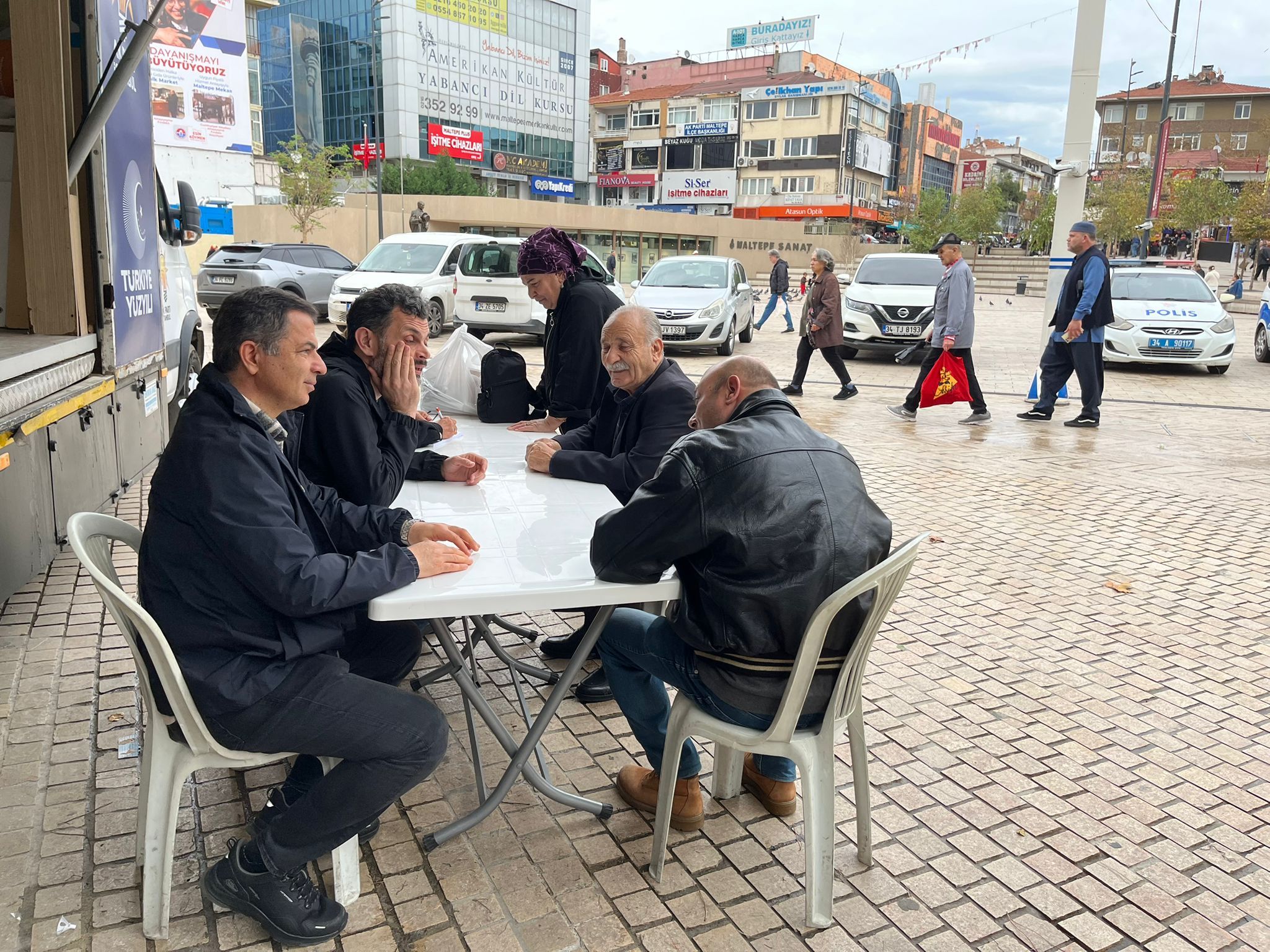 Maltepe Meydanı’nda kurduğumuz AK Nokta standımızda kıymetli vatandaşlarımızla bir araya gelmenin mutluluğunu yaşıyoruz.