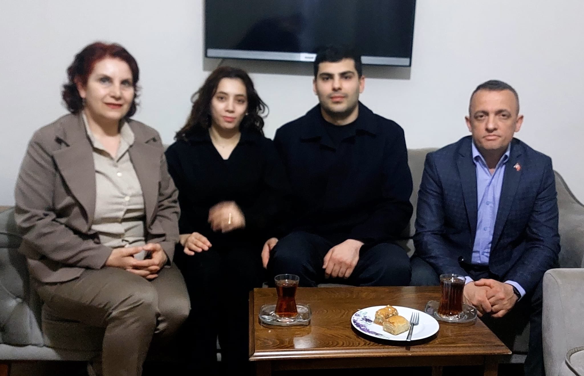 AK Parti Maltepe’den Yeni Evli Çiftlerimize "Hayırlı Olsun" Ziyareti: Sosyal Devlet Desteğiyle Kurulan Yuvalar Çiçek Açıyor