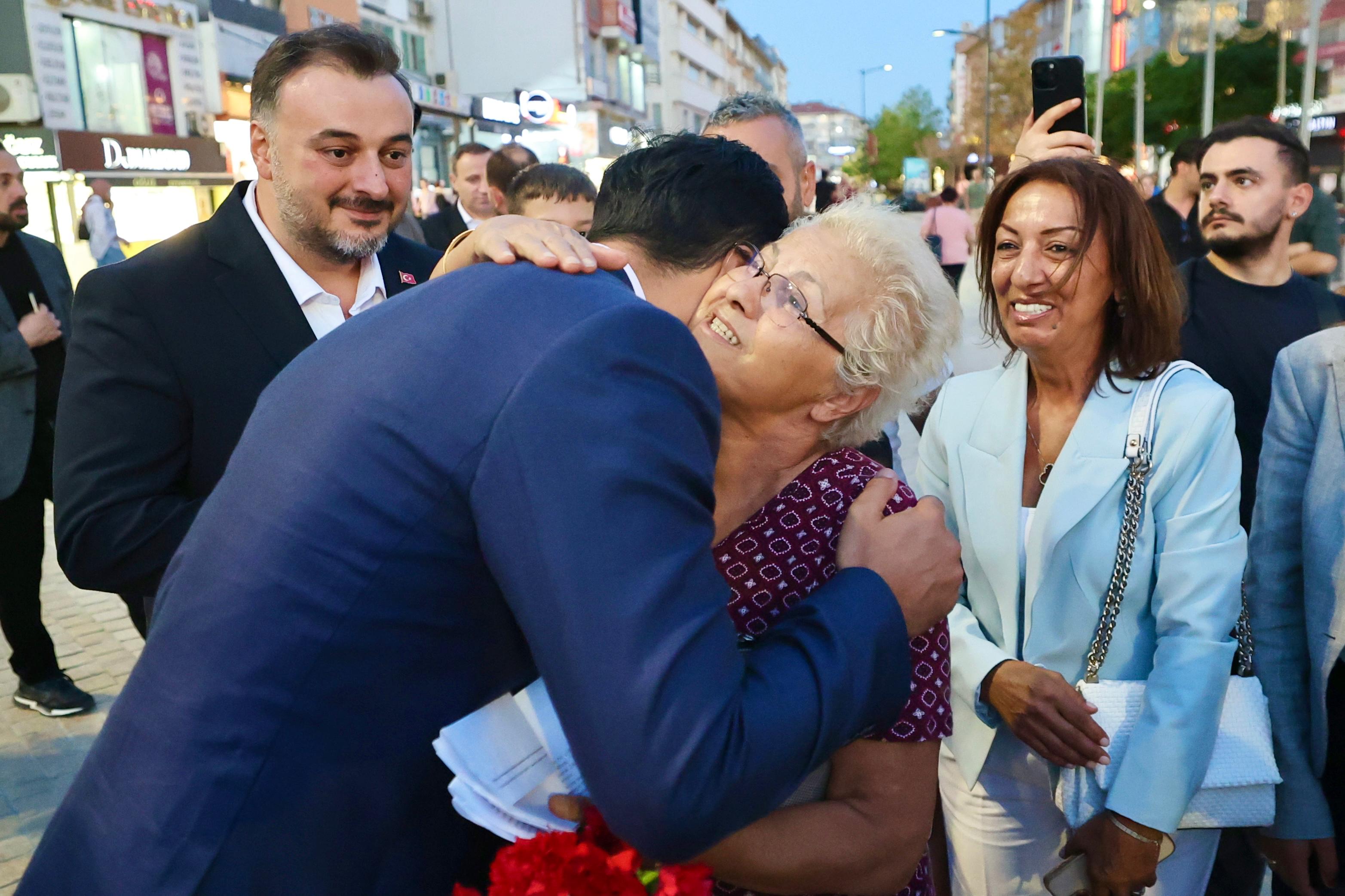 İl Başkanımız Abdullah Özdemir ile birlikte Maltepe’de kıymetli esnaflarımızı ziyaret ettik.